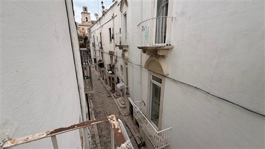 Casa Indipendente Su 3 Livelli Oltre Locale Al Piano Terra e Cantina.